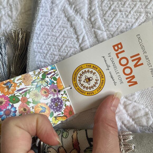 NWT sakroots Artist Circle Foldover Crossbody Bag Bumble Bee Charm In Bloom Gray - Picture 10 of 12